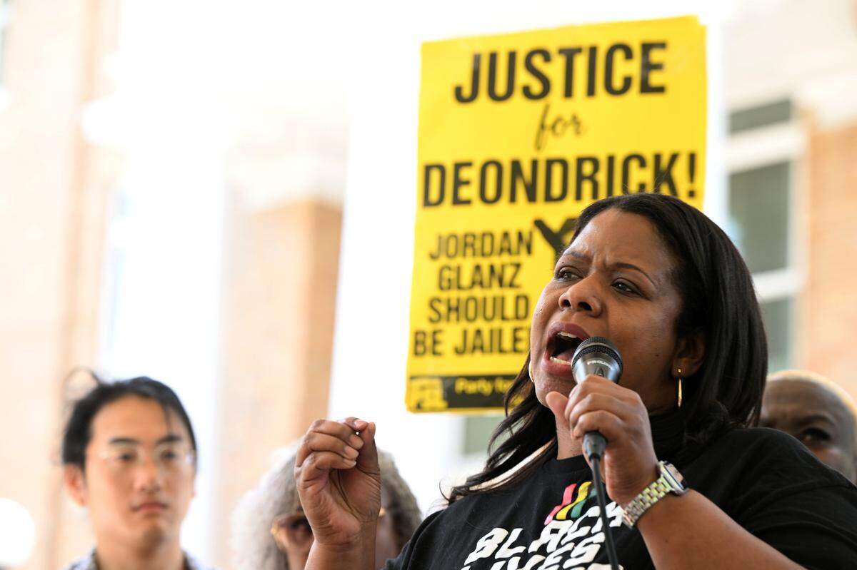 Deanna Joseph speaks at a press conference held outside the Manatee County Judicial Center on Monday, June 9, 2025. Shooting victim Deondrick Anderson’s family and supporters called on prosecutors to appeal a ruling which dismissed the case against the man who shot Anderson outside an Oneco bar.