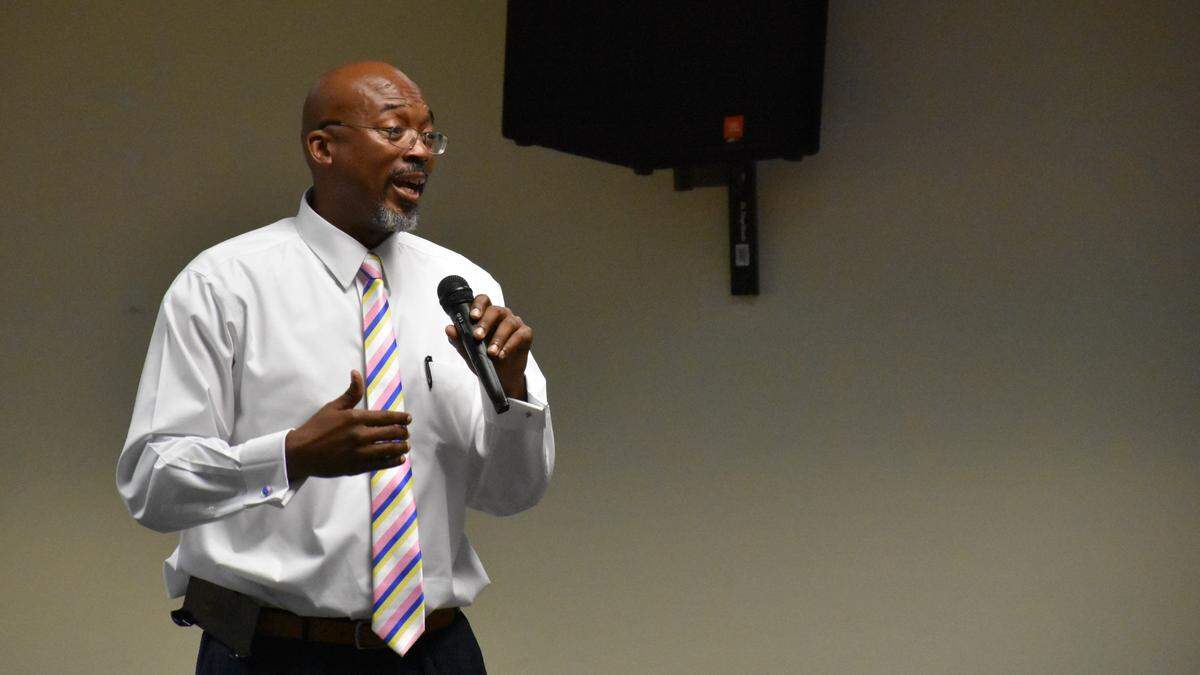 In his first-ever Bradenton town hall, Manatee County Commissioner Reggie Bellamy updated constituents on several ongoing projects, such as the Lincoln Park Pool, a new unemployment program and the 2020 Census.
