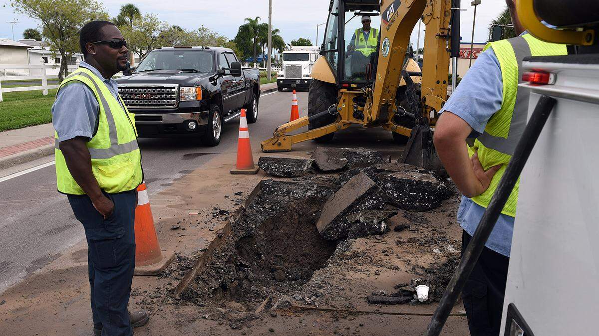 A small "stinkhole" opened on Business 41, closing the inside lanes of Eighth Avenue West between 11th Street West and 13th Street West in Palmetto Monday. Crews were working to get the failing sewer line fixed as soon as possible. 
 TIFFANY TOMPKINS-CONDIE/Bradenton Herald
