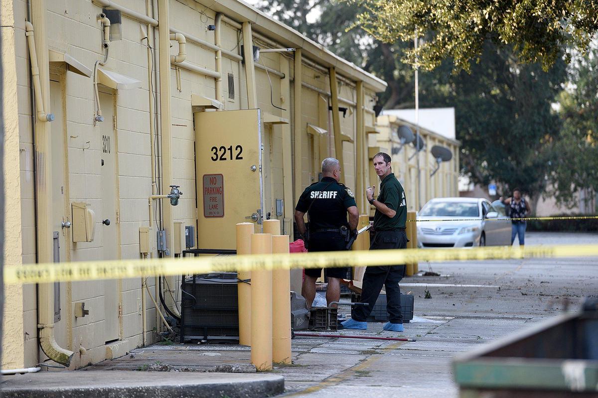 Manatee County Sheriff’s Office investigates a murder at the Green Galaxy Smoke Shop in the Oasis Plaza shopping center in Bradenton Wednesday morning.
