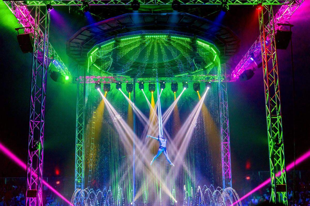 Cirque Italia’s Water Circus, featuring a 35,000-gallon water stage and international artists, is coming to Palmetto this weekend.