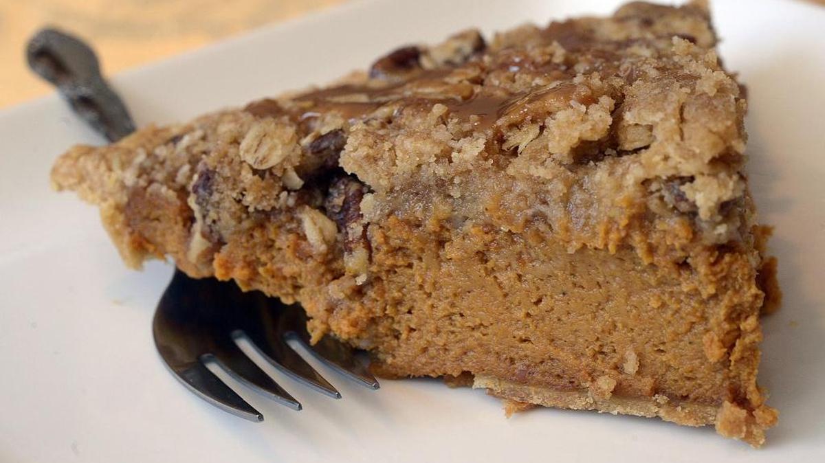 Pumpkin Pie with stresuel topping is a great Thanksgiving dessert.