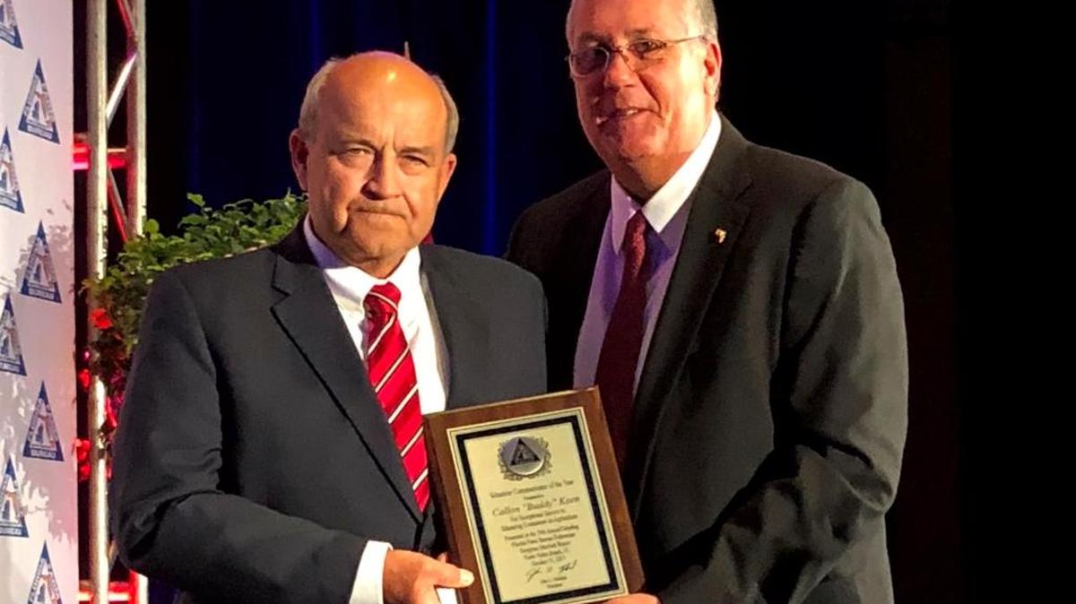 Buddy Keen, left, receives the Florida Farm Bureau’s volunteer communicator of the year award. Also shown is Florida Farm Bureau President John Hoblick.
