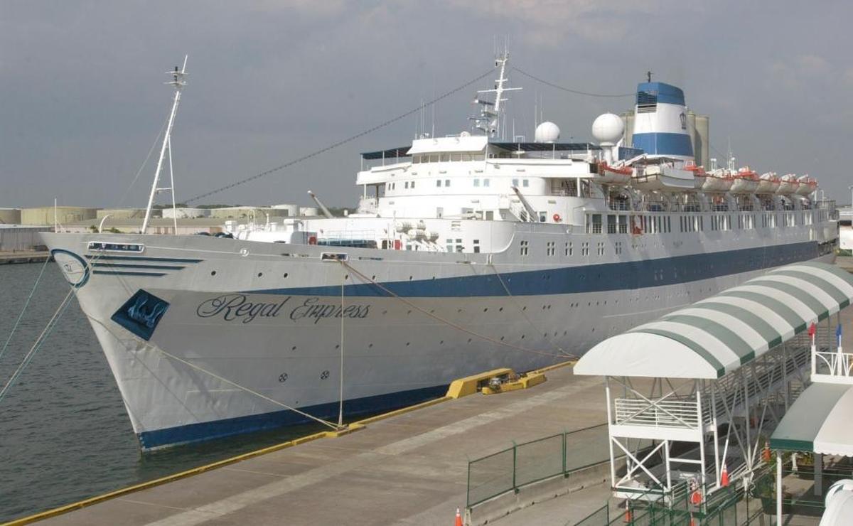 The Regal Empress sitting idle at Port Manatee in 2003, after Regal Cruises announced that it would cease operations.