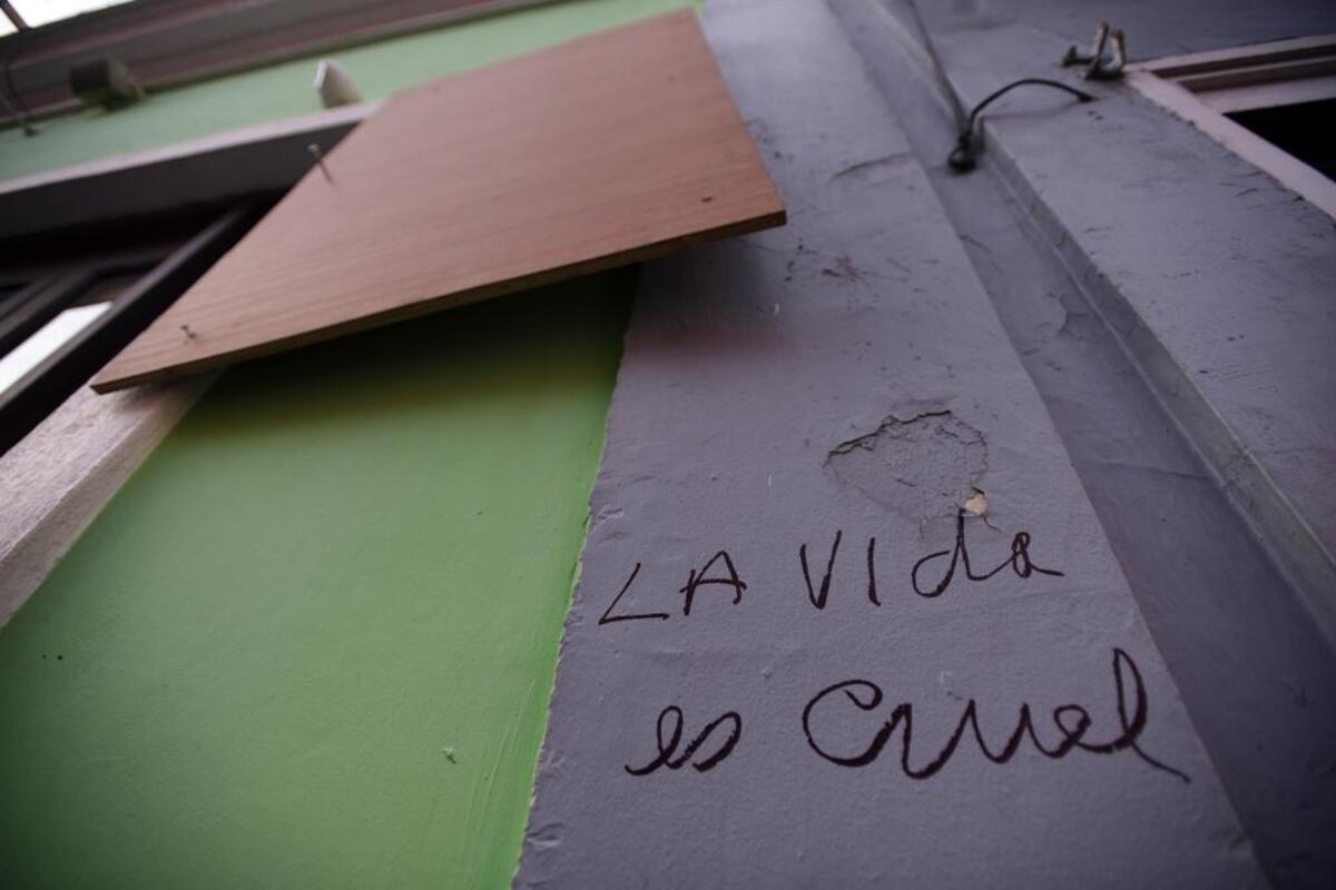 A handwritten message in Spanish reads “Life is cruel” outside the a restaurant in San Juan. Many businesses that count on tourism are staying afloat thanks to the emergency workers streaming onto the island.