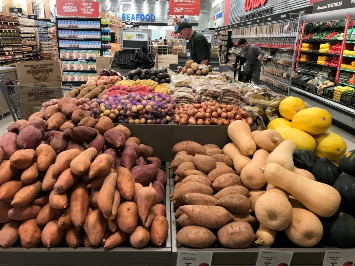 Sustainable, healthy, organic foods are the stock in trade of Earth Fare supermarkets. The Lakewood Ranch store opens Saturday, offering gift cards to the first 500 shoppers, free apples, and vendor samples and demonstrations.
