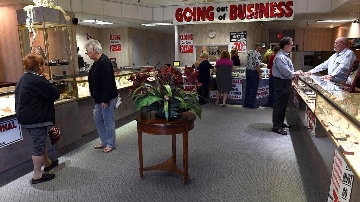 Customers fill Pierro’s Jewelers in West Bradenton before the store closes its doors for good.