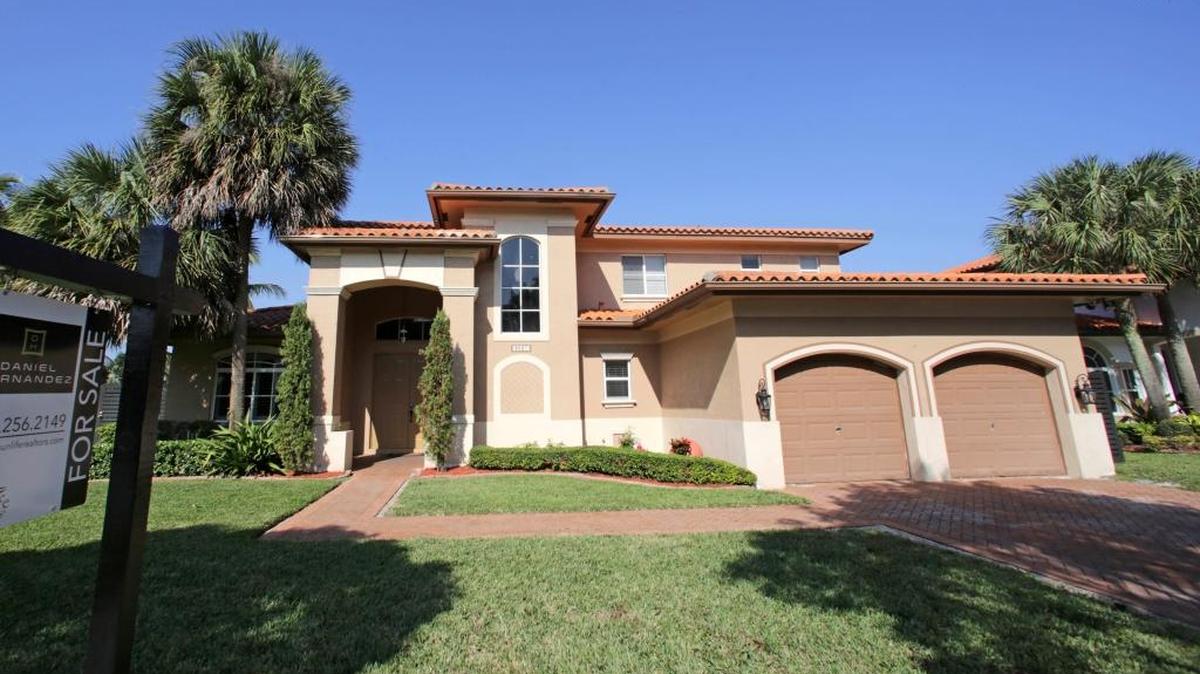 The median sales price of existing single-family homes in Manatee County continues to surge, but sales fell 9.4 percent year-over-year in July because of the dearth of properties on the market.