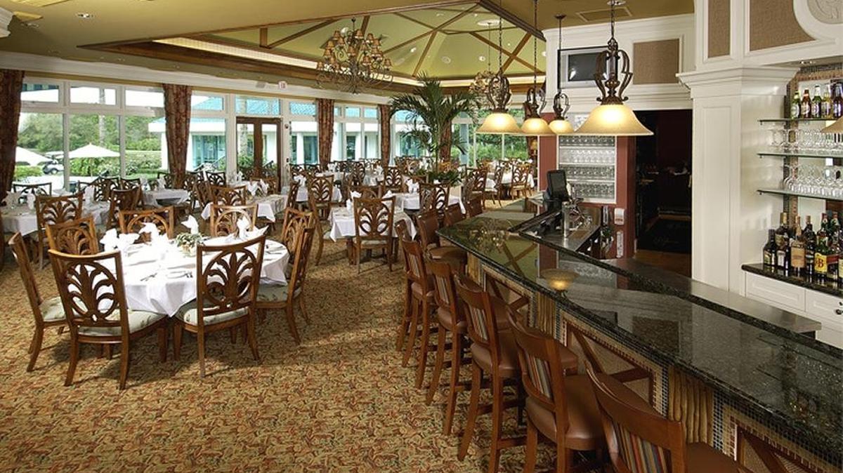 The Park Grille and Café boasts a casually elegant setting with scenic lakeside golf course views.