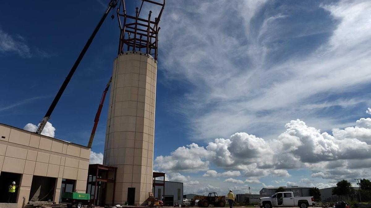 The Sarasota-Bradenton International Airport progresses on a new $27 million air traffic control tower, which they hope to have finished by January 2018.