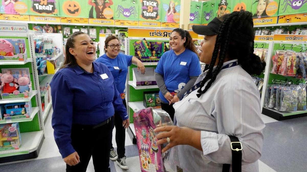 Retailers such as Toys R Us are dangling plenty of incentives to lure temporary holiday workers in a tight labor market. That includes increased pay, additional discounts and more flexibility in schedules.