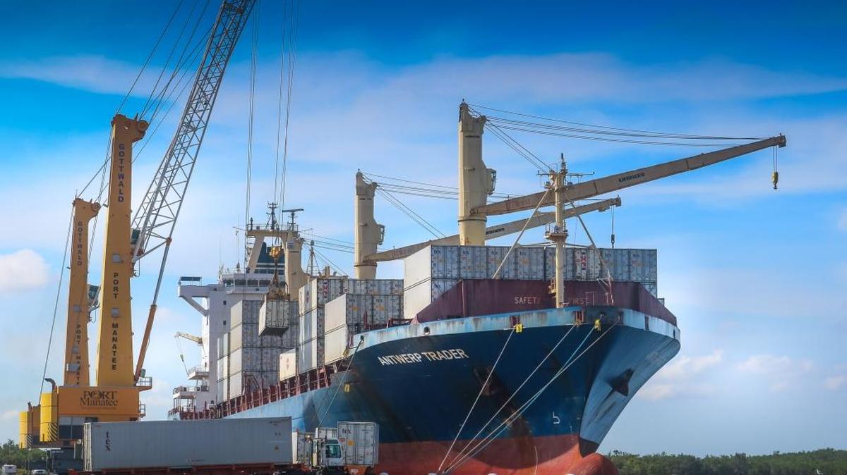 Del Monte’s Antwerp Trader discharges refrigerated containers as part of Port Manatee’s record year in fiscal 2017.