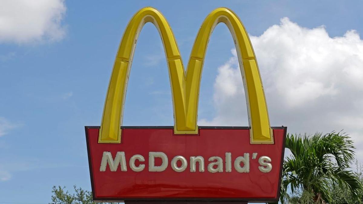 For the first time in the U.S, McDonald’s is giving away 10,000 bottles of the Big Mac special sauce for free on Thursday in select restaurants nationwide.