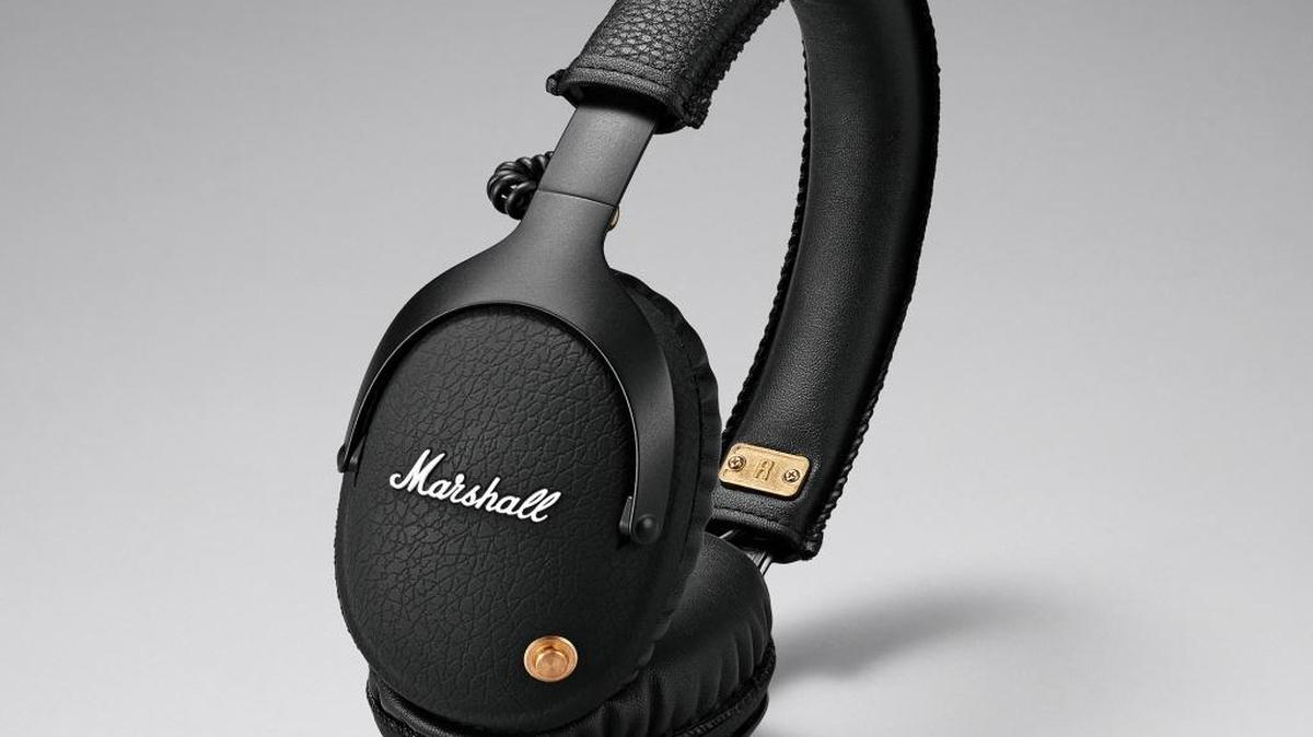 The Monitor Bluetooth headphones from Marshall come with padded cushioned speakers, and custom-tuned drivers provide superb audio and deliver a near-neutral sound that balances clarity and bass.