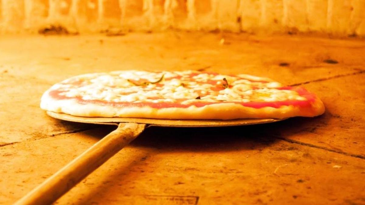 The Valentino Pizzeria Trattoria website describes the restaurant’s pizza as “slightly well done and crispy. It is a New York, New Jersey style pizza.”