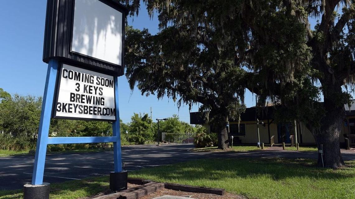 A new Bradenton brewery-pub, 3 Keys Brewing and Eatery, will open at the former Grizzly’s Den location at 2505 Manatee Ave. E. Owners Jeff and Cathy Douglas are shooting for a four-barrel brewing system and are not interested in distribution.