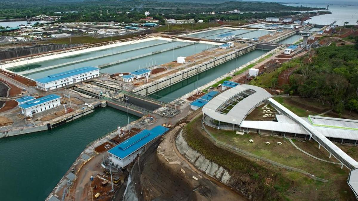 The new Agua Clara locks on the Atlantic side of the Panama Canal have water-saving basins. At the upper left, the route of the original canal can be seen.