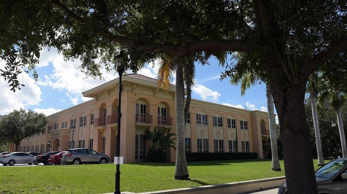 City council members are considering factors including a booming downtown in the possibility of selling the building that houses Bradenton’s City Hall, police department, auditorium and other municipal offices.