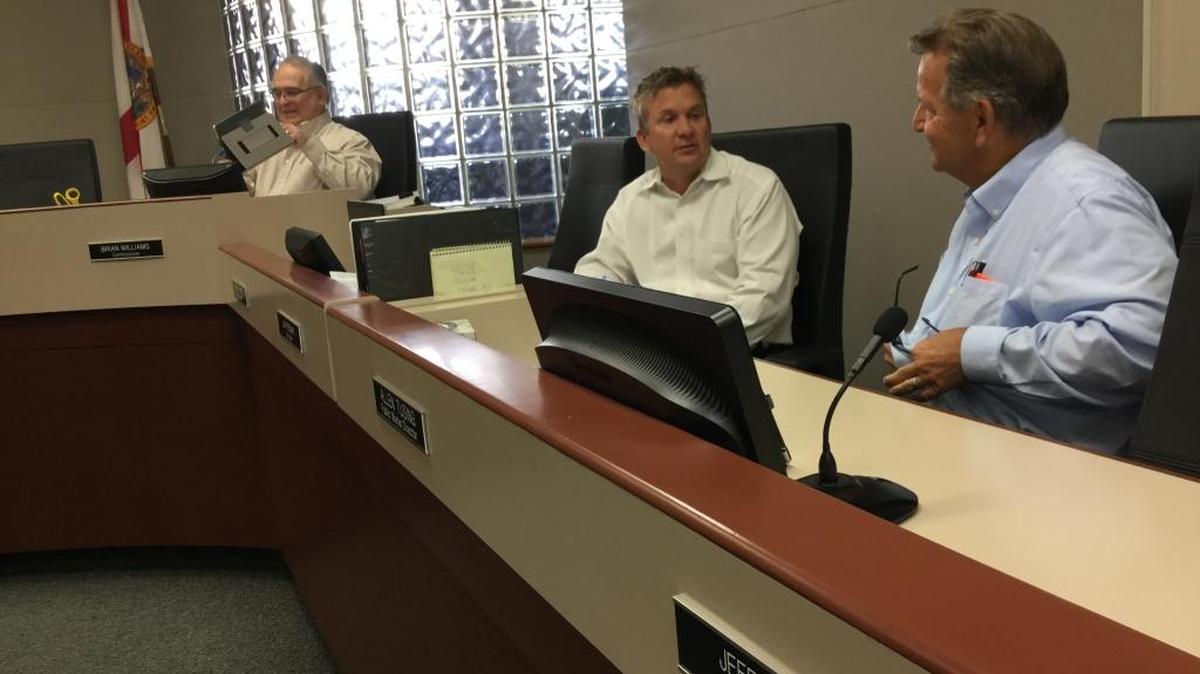 Palmetto city clerk Jim Freeman and public works director Allen Tusing have last minute conversations prior to Monday’s first public hearing on the city’s $26.4 million 2016-17 fiscal year budget.