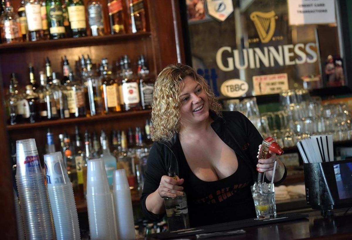 Kyra Smith tends the bar at McCabe’s on Tuesday. The restaurants and bars along Old Main Street in downtown Bradenton are preparing for what is expected to be another busy Thanksgiving Eve.