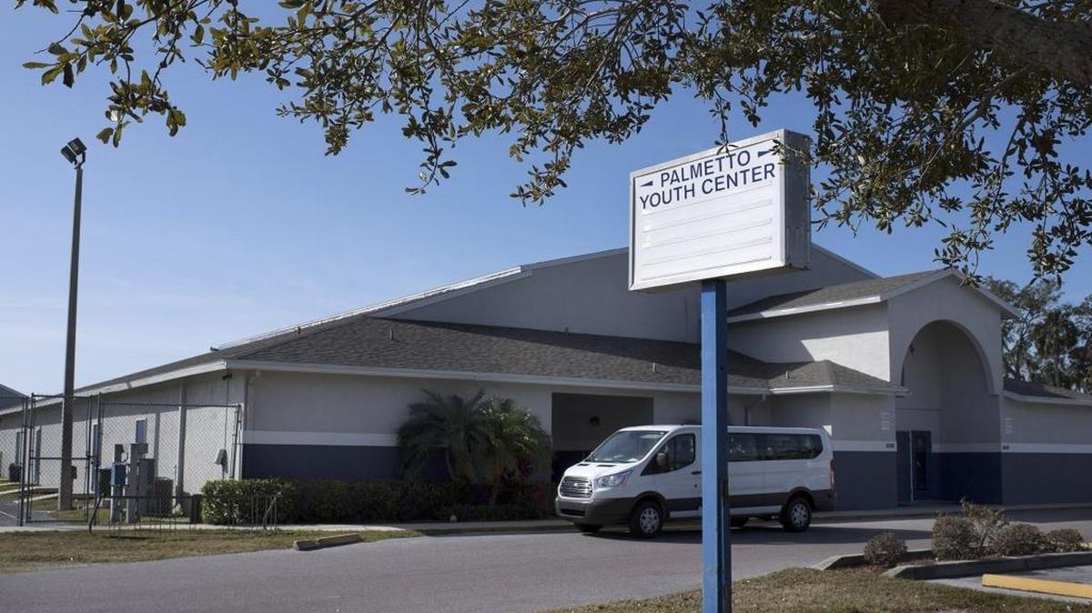 The Palmetto Youth Center’s board of directors threw its support behind executive director Reggie Bellamy after Manatee County Commissioner Charles Smith called for his resignation.