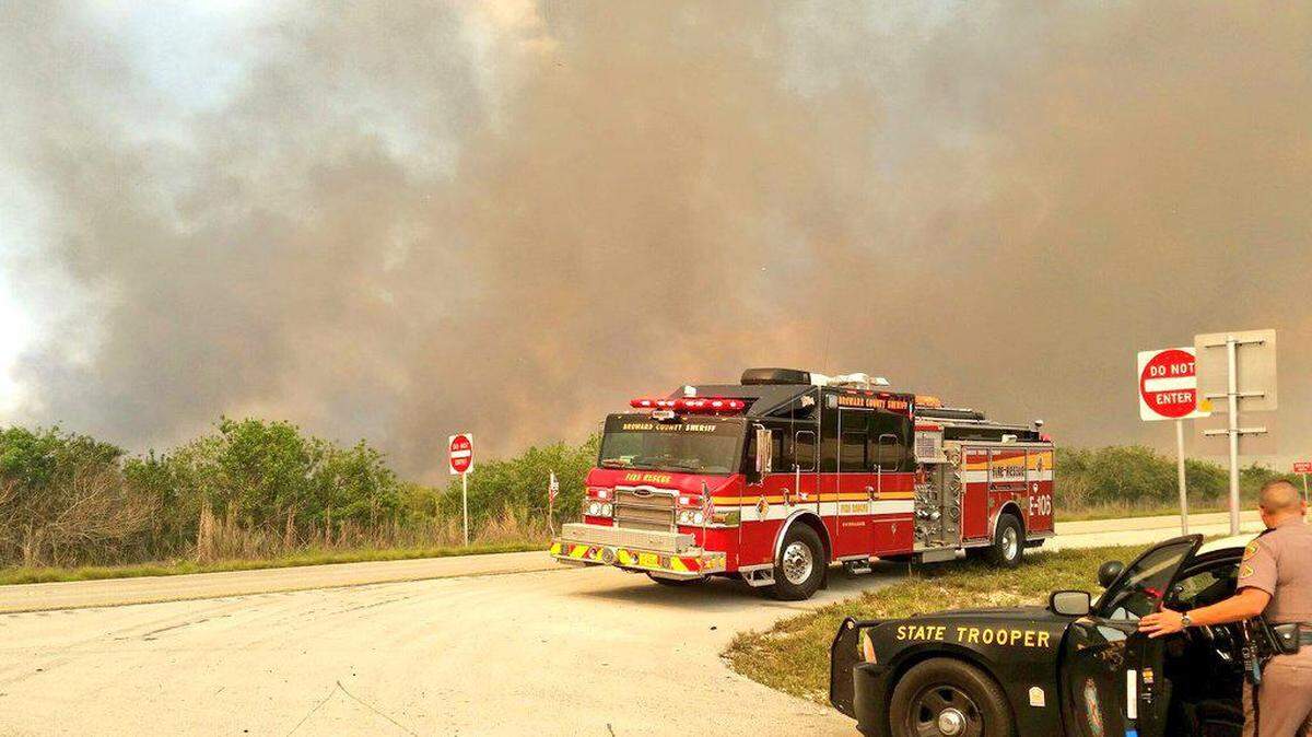 Wildfire closes parts of Alligator Alley.