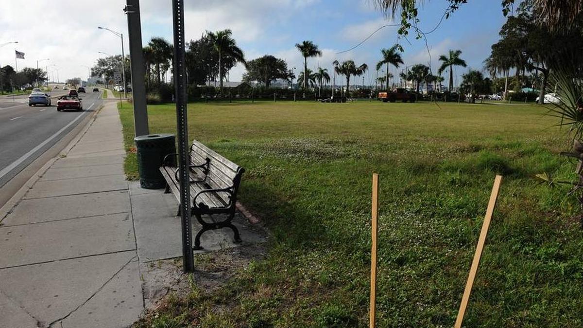 The site of an old gas station is ripe for development along Palmetto’s Eighth Avenue corridor at its southern gateway and will play a secondary role in helping to create a new circular parking plan for the boat ramp at Riverside Park West just to the south.