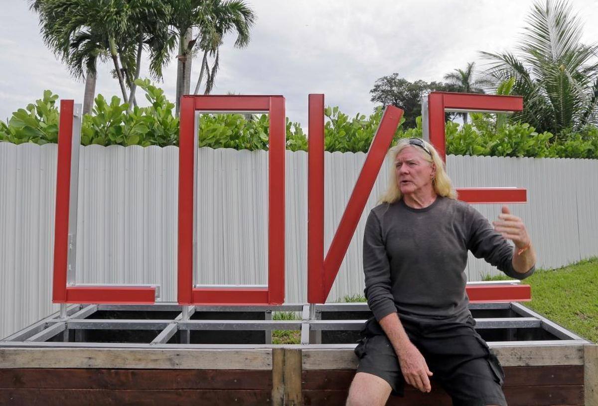 Former 1980s cocaine smuggler Michael “Mickey” Munday goes to trial Tuesday on allegations he helped transport stolen cars to Miami.