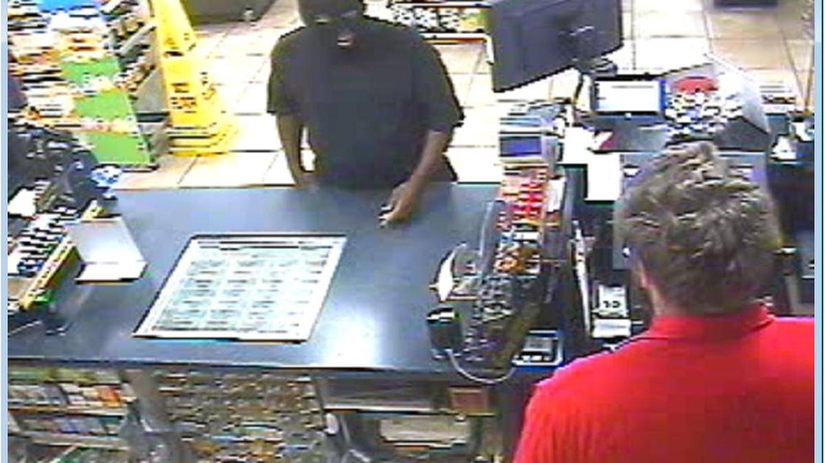 Sarasota police are looking for masked gunman who robbed a Circle K/Shell station on South Tamiami Trail early Monday.