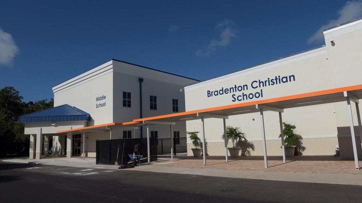 Bradenton police have arrested a man who they say was making threats on the campus of Bradenton Christian School.