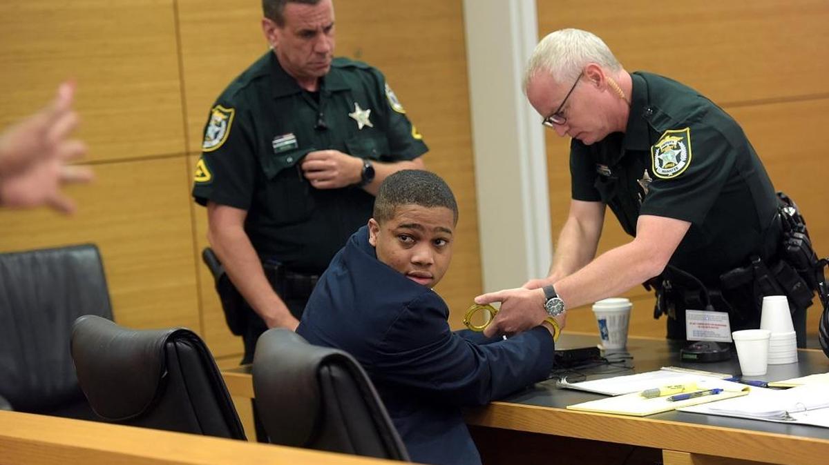 Palmetto teen Jamari Lamon Murray-Barnes looks back toward family and friends in court Tuesday. Murray-Barnes is charged with second-degree murder with a firearm in the 2015 fatal shooting of another teen, Justin Fabien.