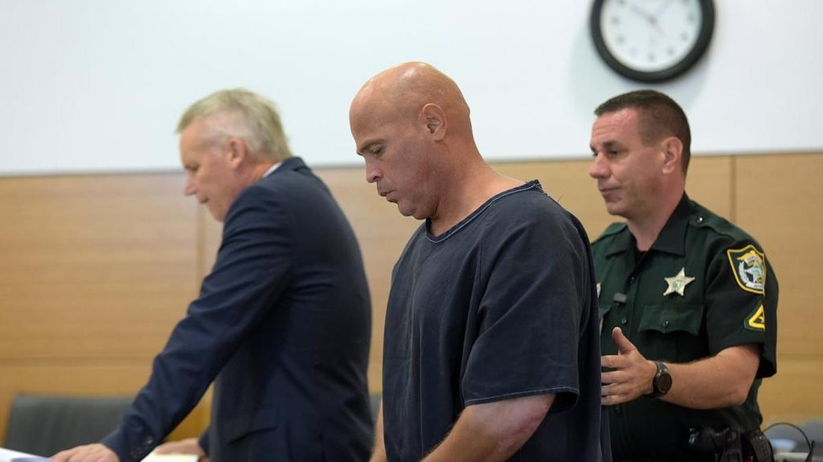 Delmer Smith is escorted by deputies in October in Judge Diana Moreland’s courtroom in the Manatee County Judicial Center for day one of Smith’s evidentiary hearing for post-conviction relief.