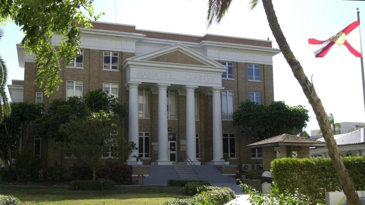 The front steps of the Manatee County Courthouse will be the scene of a prayer vigil New Year's Eve.