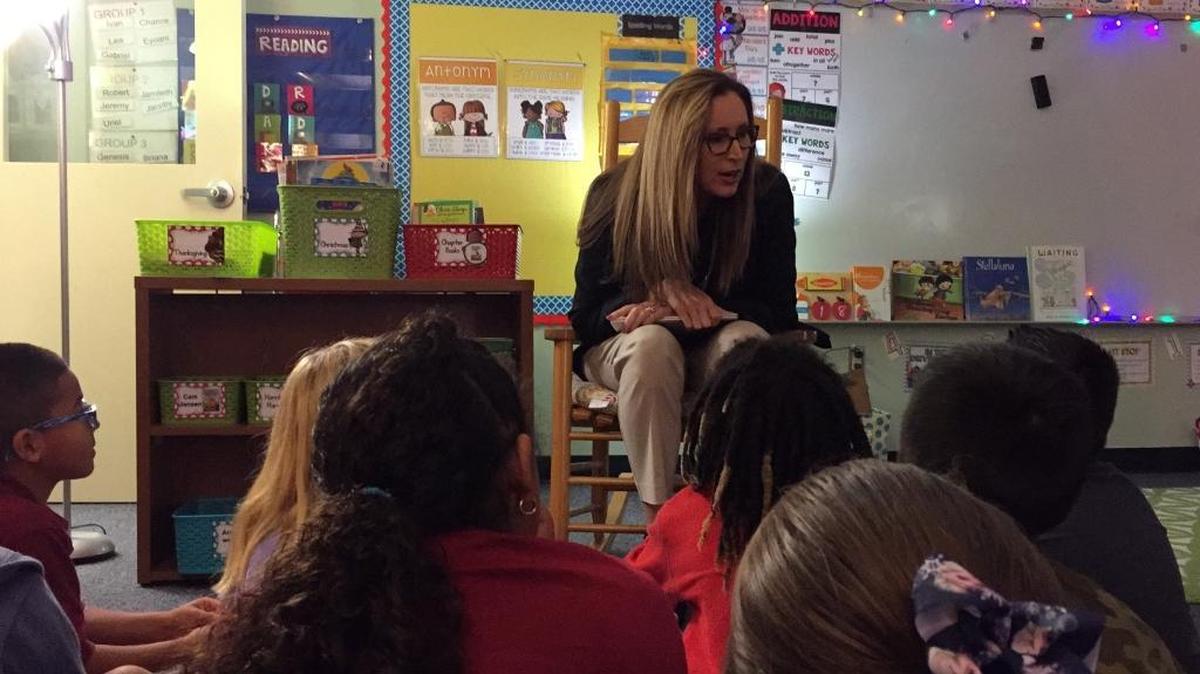 Deputy Superintendent of Instruction Cynthia Saunders talks to Samoset Elementary School students about reading for the start of #samosetreads.