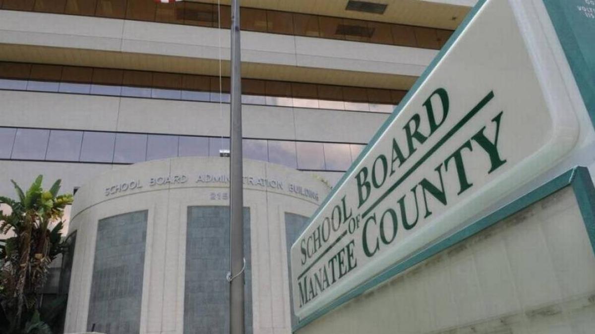The Manatee County School District announced Tuesday that it has reached an agreement with the teachers’ union to increase salaries while leaving health insurance premiums untouched.
