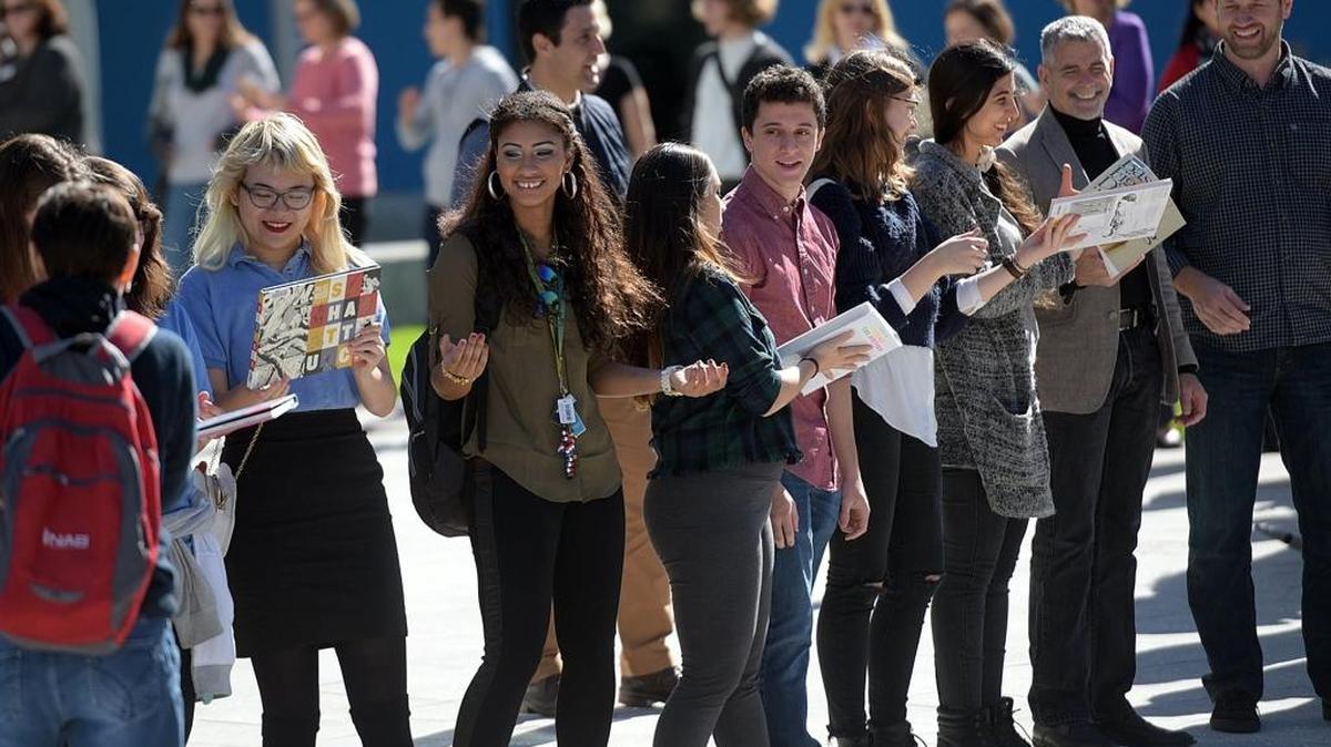 Hundreds of students and donors formed a bucket brigade to pass books from Ringling College's old library into the new Goldstein Library.