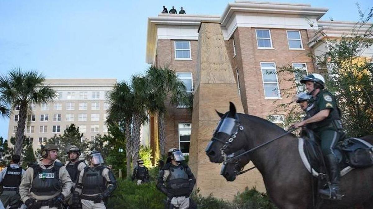 Manatee County Sheriff’s deputies stand by during an Aug. 21 march and protest against a Confederate war veteran memorial outside of the Manatee County Historic Courthouse. Details emerged from an engineering firm’s report of the statue’s damages after it fell during its transport.