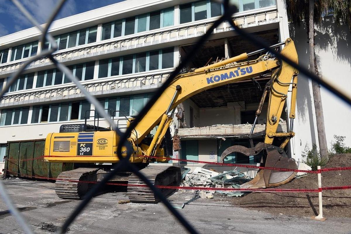 Manatee Memorial Hospital broke ground Tuesday morning on a $33 million new emergency room which hospital officials are calling their Emergency Care Center. The new building is to go up on hospital property on Second Avenue West and the entrance was formerly a doctor's parking area. The hospital's old "Annex" building will be demolished as part of the new emergency care center. The center is expected to be completed in fall of 2018.
