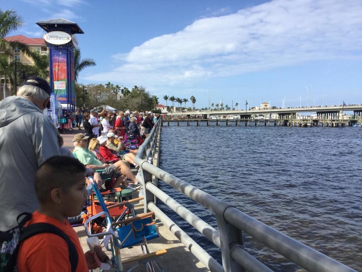 Tens of thousands of people were already in place as the Formula 2 Powerboat Super League series kicked off on the Manatee River on Saturday.