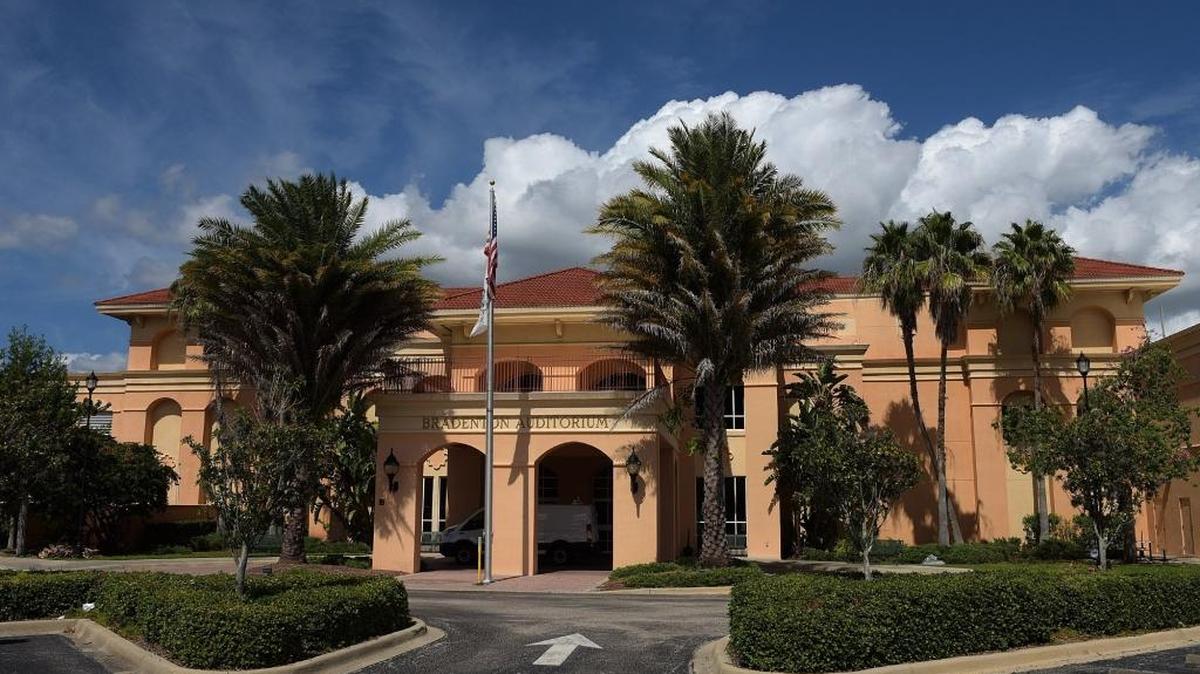 City council members are considering factors including a booming downtown in the possibility of selling the building that houses Bradenton’s City Hall, police department, auditorium and other municipal offices.