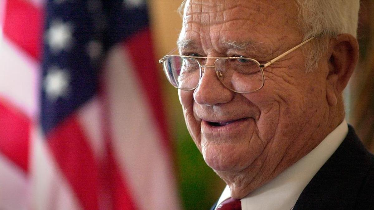 Retired Judge Gilbert Smith Sr. speaks June 25, 2003, at the Manatee County Bar Association’s annual meeting where his son, Gilbert Smith Jr., was sworn in as the association’s president.