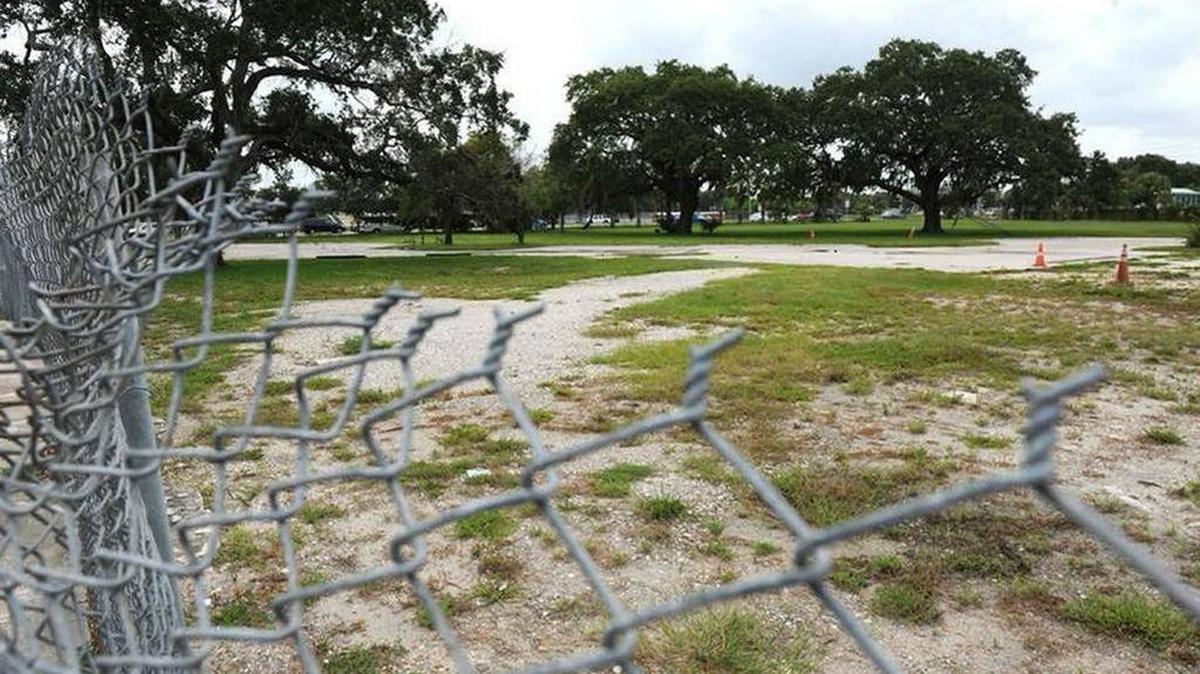 The Bradenton Community Redevelopment Agency board will send three proposals to redevelop the site of a failed grocery store project to the CCRA advisory board to begin vetting those interested. Bradenton Herald file photo