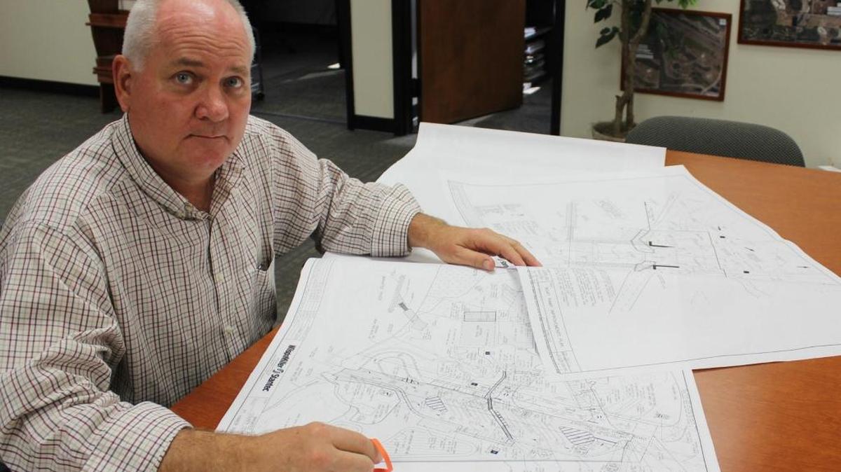 Tom Yarger rolls out plans for Fort Hamer Park improvements.