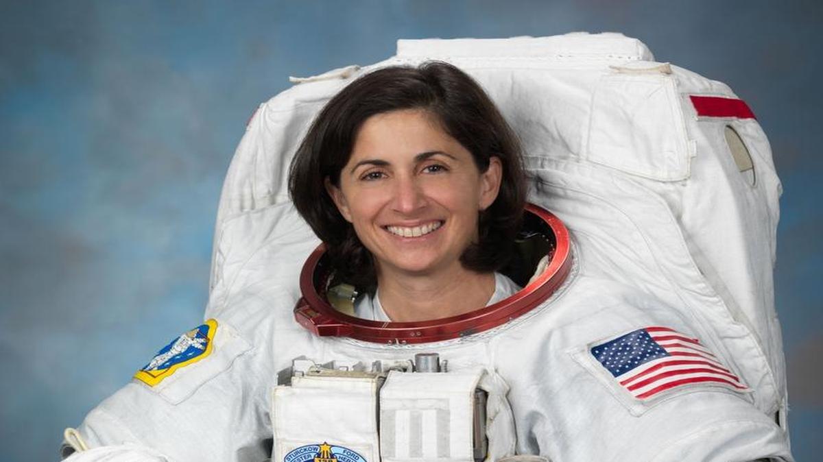 Astronaut and artist Nicole Stott will deliver the commencement address to the 2017 Ringling College graduating class on Thursday at 3:30 p.m. at the Bradenton Area Convention Center in Palmetto.