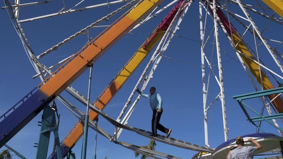 Workers put together the “Wheel of Lights” near the Green Bridge fishing pier in Palmetto on Wednesday in preparation for the Bradenton Area River Regatta.