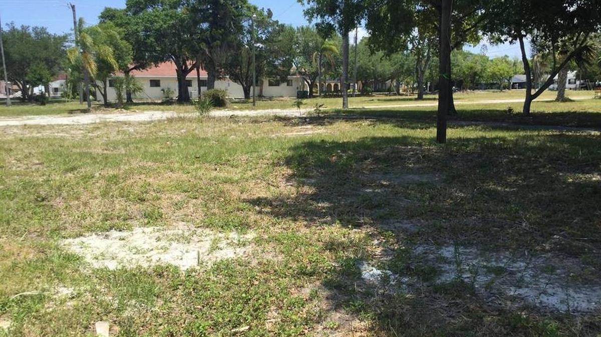 Property at 1715 14th Street West has long sat vacant and has become a hub of homeless activity, but the site may be developed into a senior living facility after an Ohio developer qualified for tax credits earlier this year. Bradenton Herald file photo