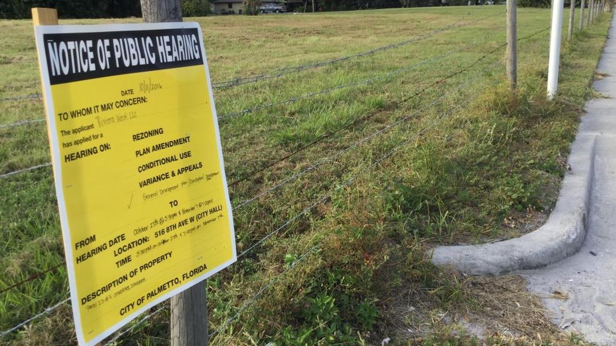 Palmetto officials narrowly approved a conceptual development plan to build a seven-story, multi-family residential building on 6.28 acres of land off Haben Boulevard across from the Manatee School for the Arts.