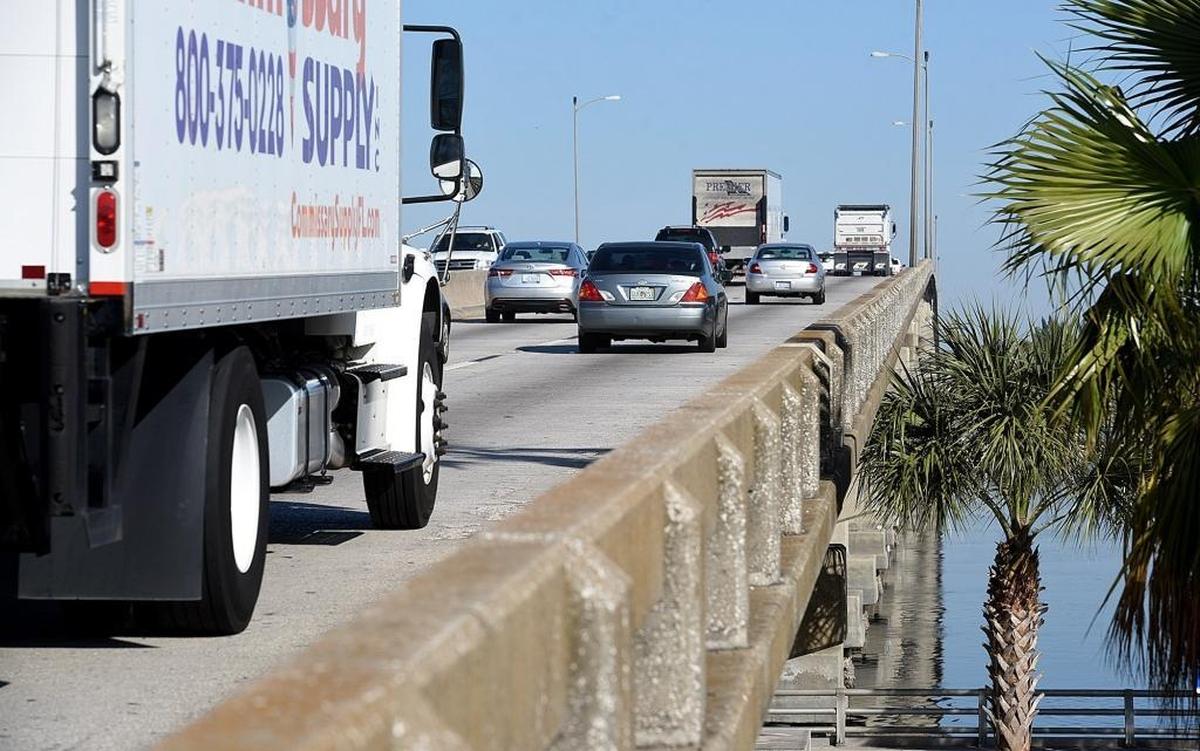 Public and political opinion is shifting toward building the elevated bridge concept to replace the DeSoto Bridge and alleviate traffic on the Green Bridge.