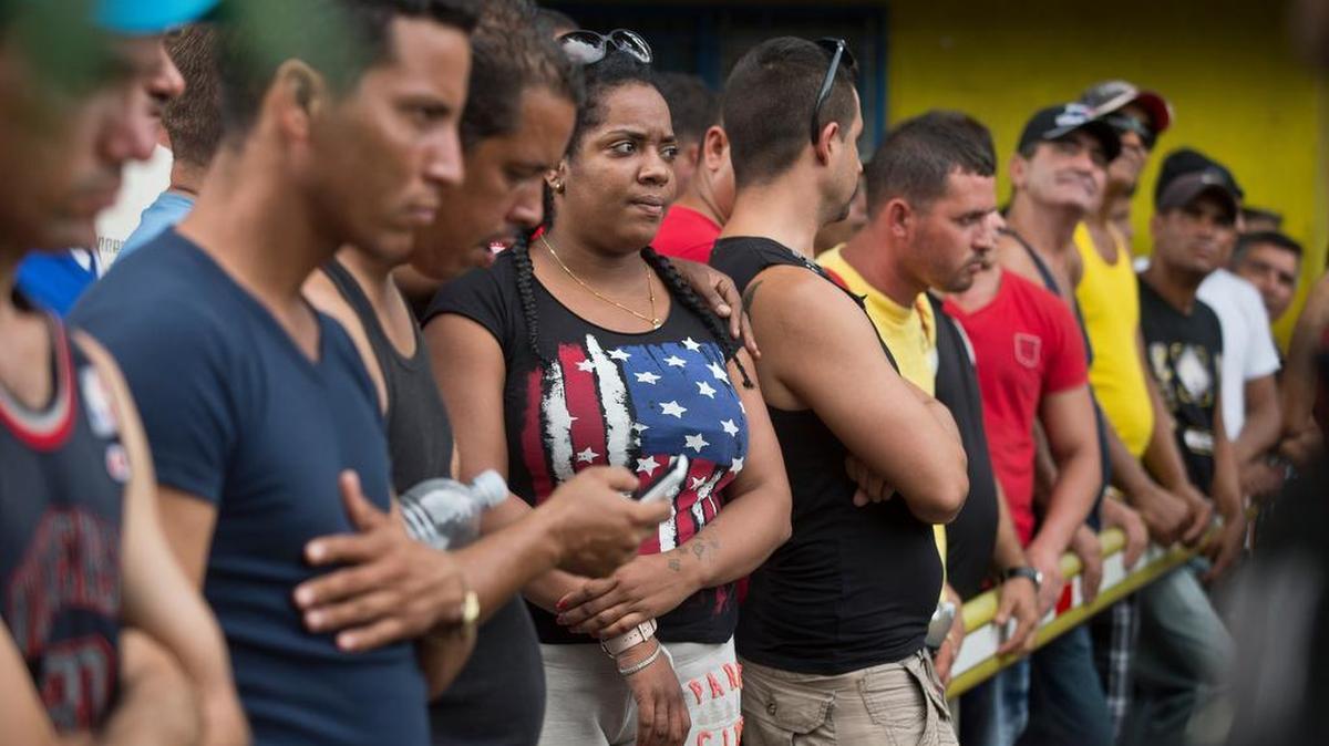 Angustiados, expectantes , un grupo de migrantes cubanos protestaba en la frontera de Costa Rica y Nicaragua en esta foto de archivo.