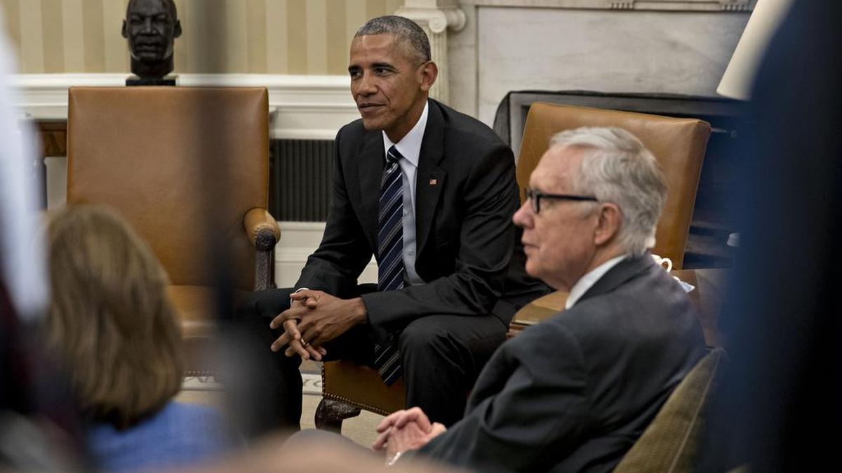 U.S. President Barack Obama, center, Senate Minority Leader Harry Reid, a Democrat from Nevada, right, and House Minority Leader Nancy Pelosi, a Democrat from California, wait as members of the media walk out following a meting in the Oval Office of the White House in Washington, D.C., U.S., on Monday, Sept. 12, 2016. The group discussed priorities for the remainder of the September congressional session including a Zika virus funding bill and that a government shutdown can be avoided.